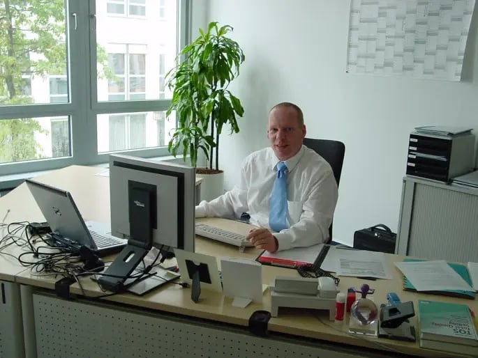 Reinhold Wetzel am Schreibtisch