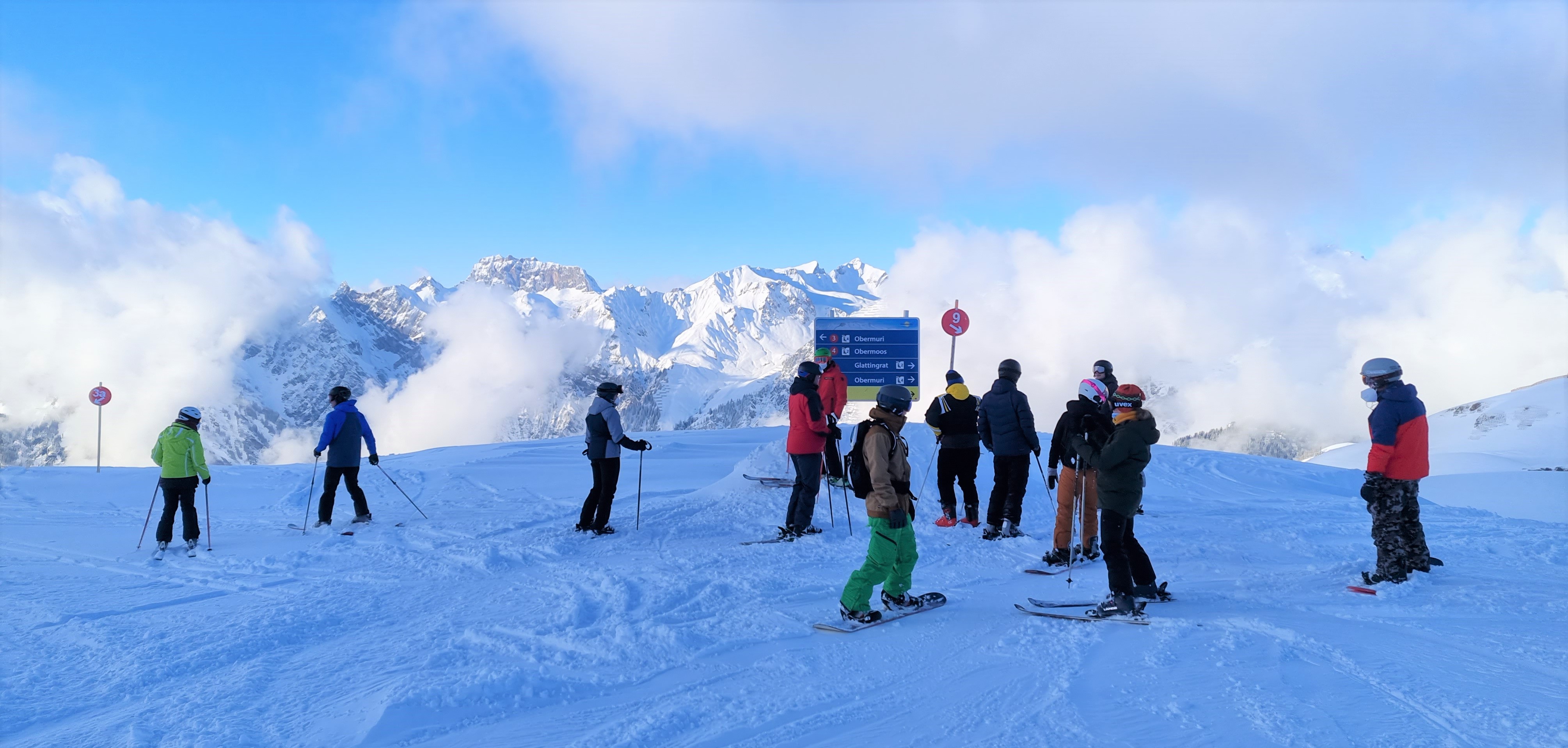 CIDEON Team auf Skiern vor der Abfahrt