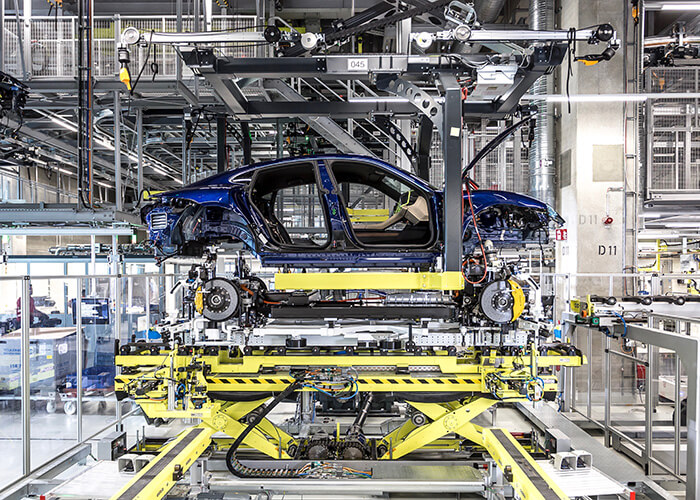 Column-700x500-high_taycan_factory_stuttgart_zuffenhausen_2019_porsche_ag-1