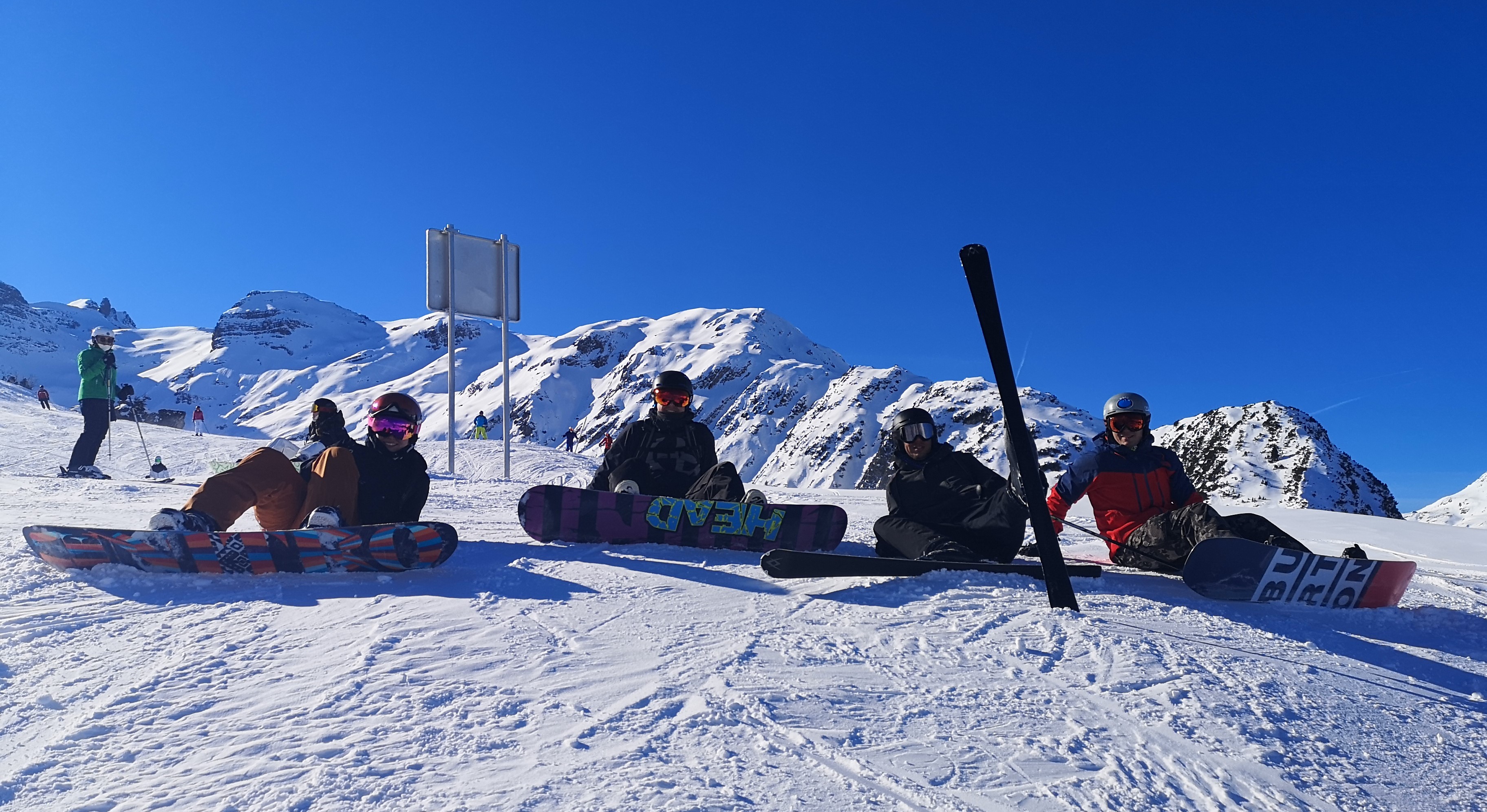 CIDEON Teammitglieder auf Skiern und Snowboards