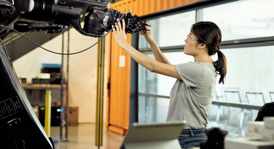 Frau überprüft eine Maschine, die mit AutoCAD konstruiert wurde