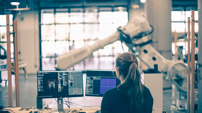 Frau konstruiert mit CAD Programm am Computer