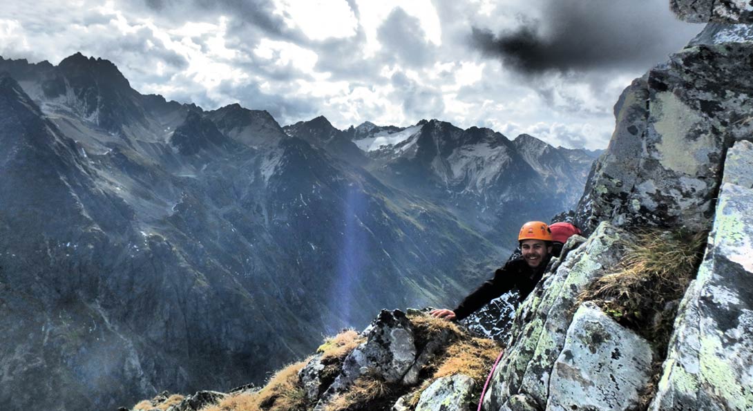 Benedikt Sigg klettert im Gebirge