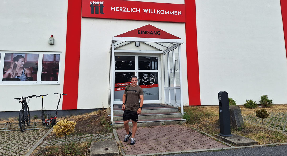 Nick Peter steht vor dem Eingang seines Fitness-Studios